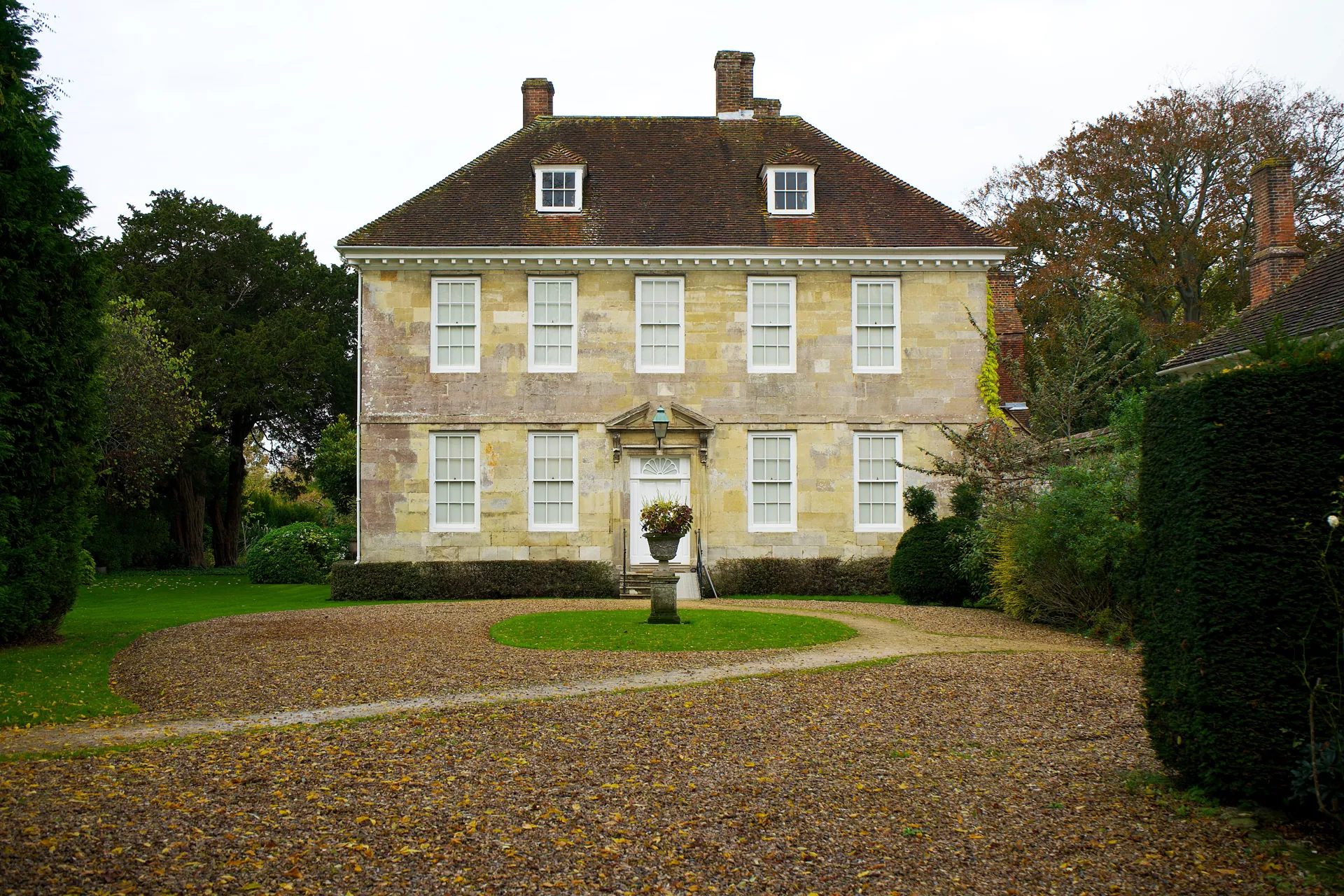 Herrenhaus mit Vorgarten und Auffahrt
