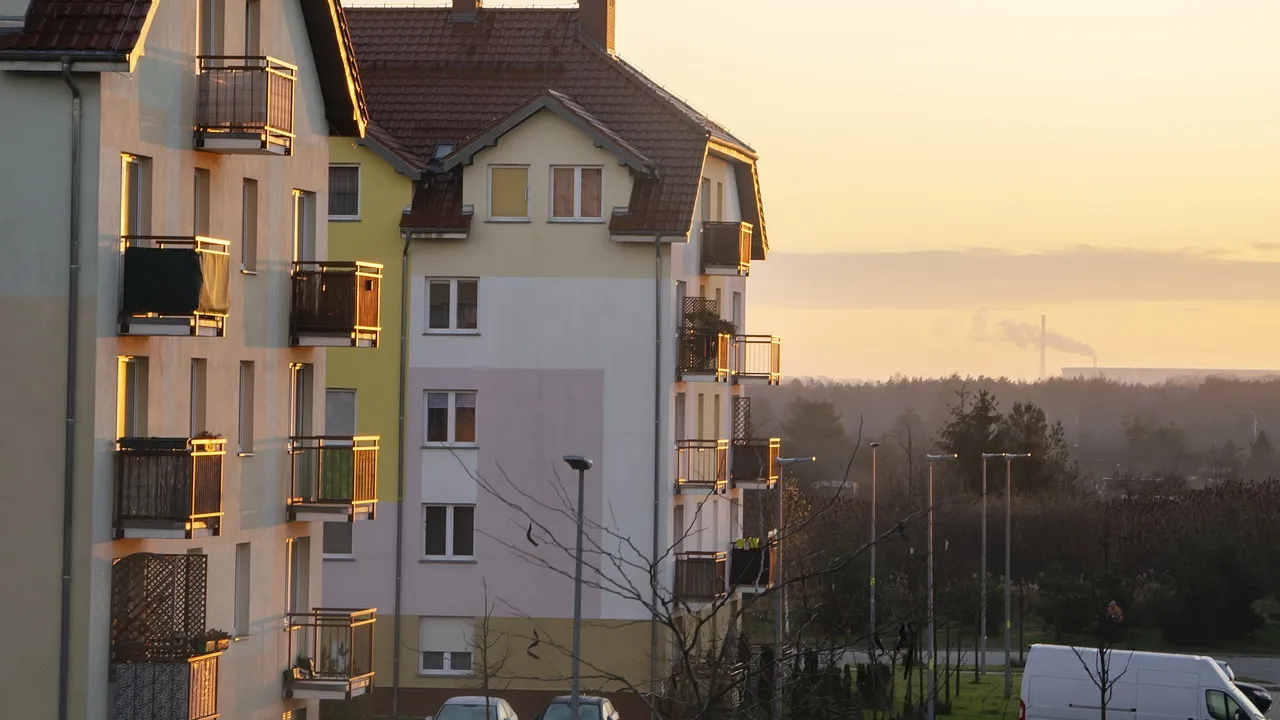 Wohnanlage mit mehreren Mehrfamilienhäusern am Abend